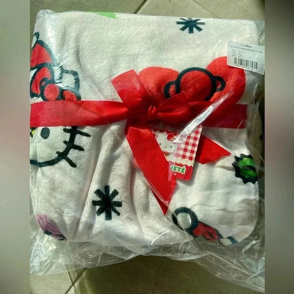 HELLO KITTY PINK PRESENTS THROW Christmas Winter 2024 - Picture 5 of 6